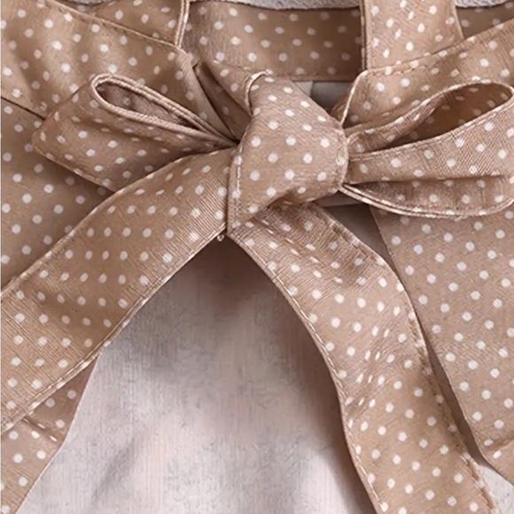 Floral Apron with Pocket Ruffle Details - Picture 4 of 10